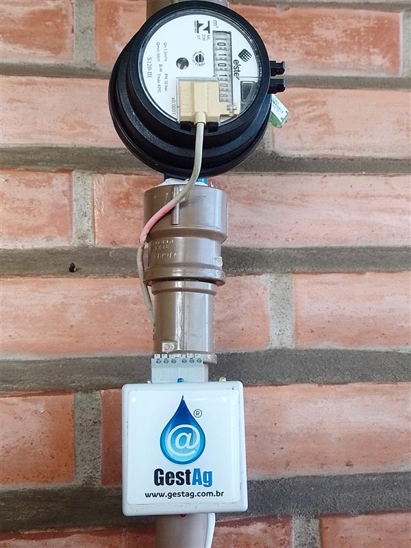 Transmissor instalado no hidrômetro